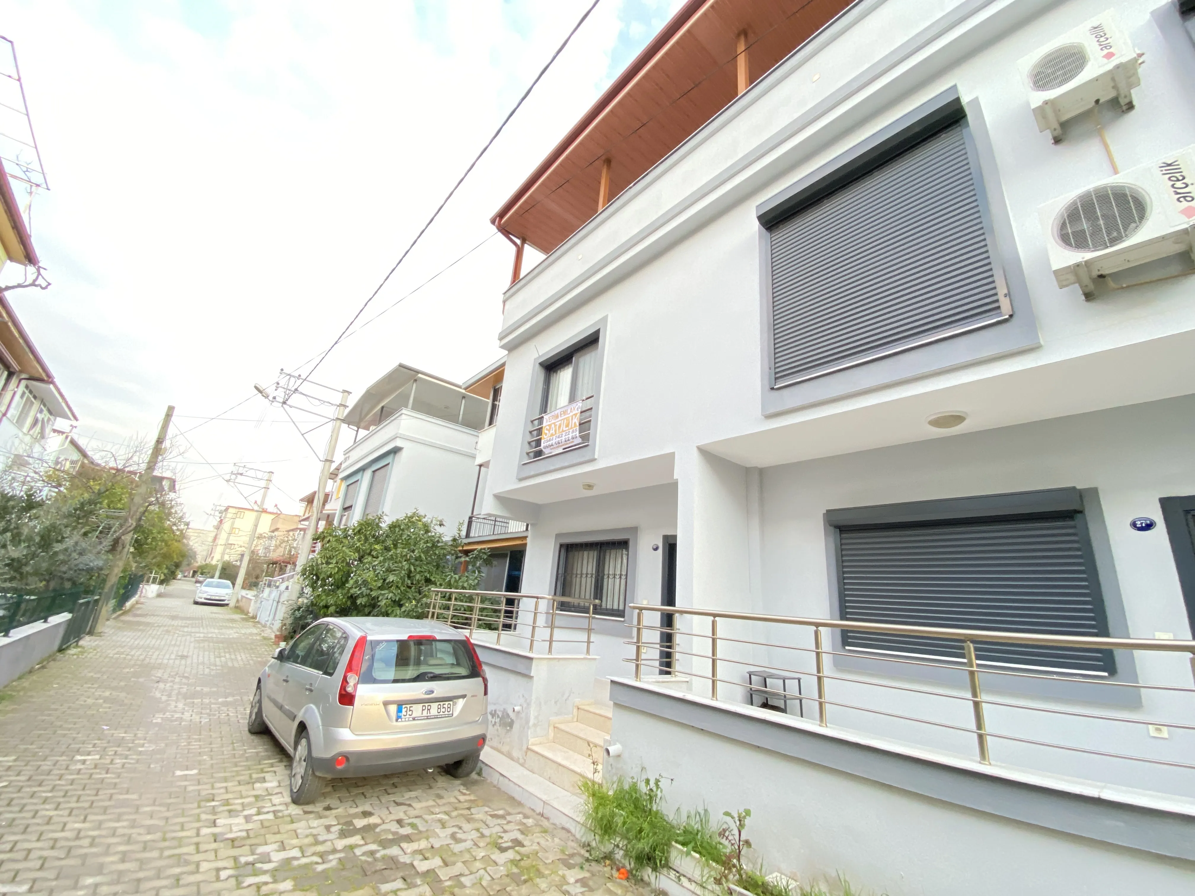 ​Seferihisar’bengiler Mahallesi'ayrı Mutfaklı, Geniş Ve Masrafsız 3+1 Villa