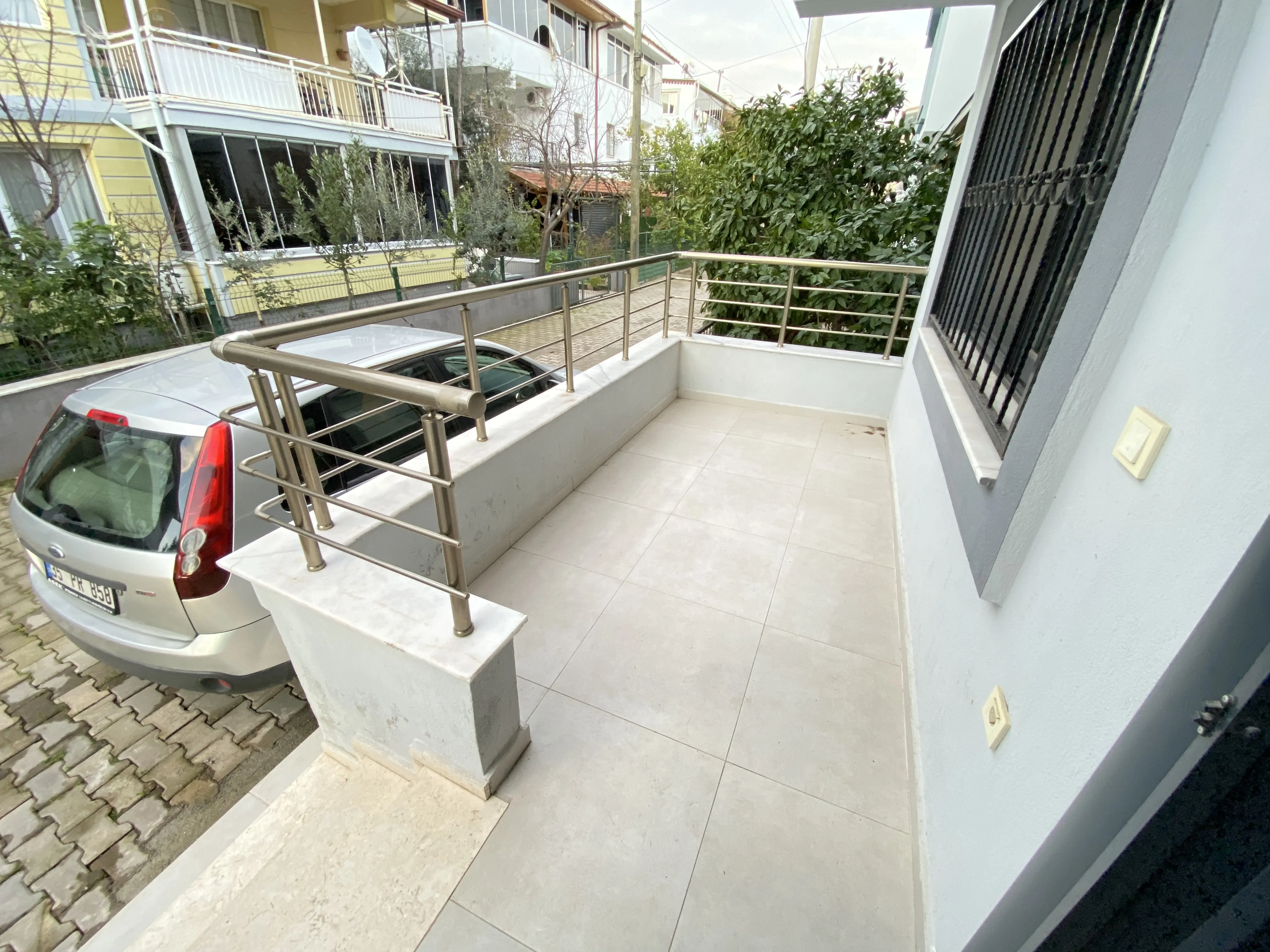 ​Seferihisar’bengiler Mahallesi'ayrı Mutfaklı, Geniş Ve Masrafsız 3+1 Villa