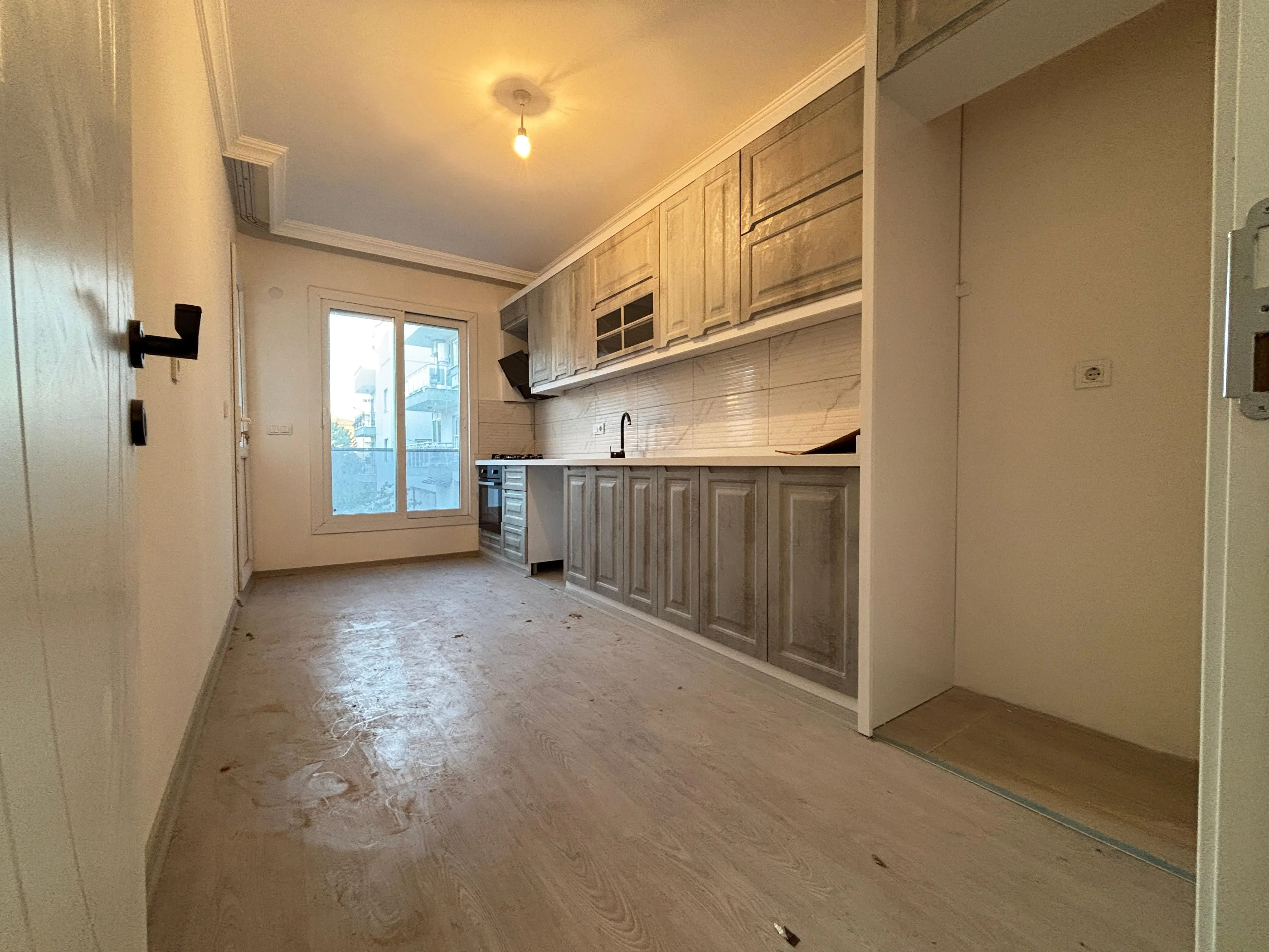 Ürkmez'de Ayrı Mutfak 130 M² 3+1 Asansörlü Satılık Daire