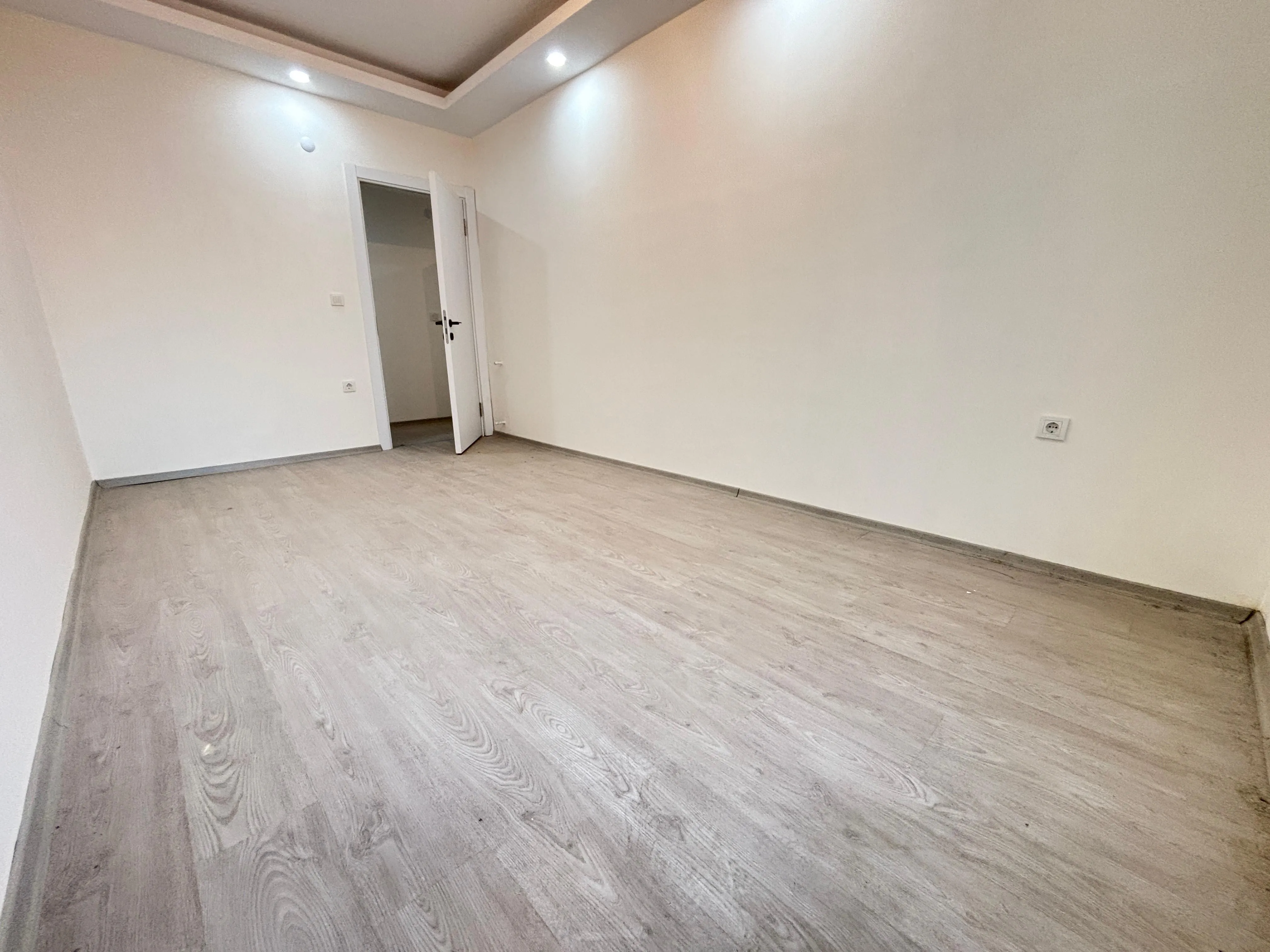 Ürkmez'de Ayrı Mutfak 130 M² 3+1 Asansörlü Satılık Daire